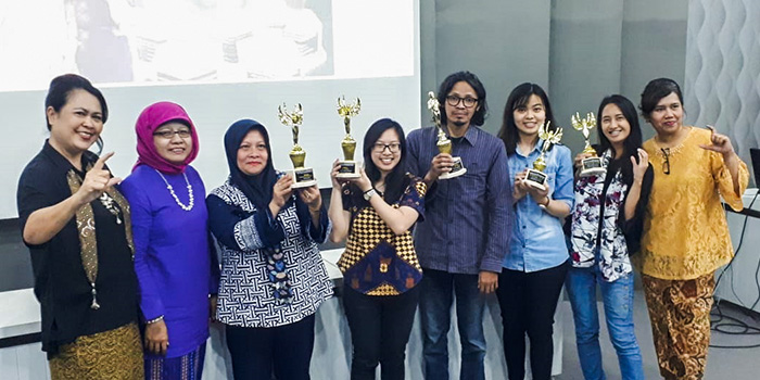 Panitia Unpar Movie Awards yang berasal dari Prodi Magister Ilmu Sosial dan CHUDS berfoto bersama para penerima anugerah dalam sayembara film pendek Citarum pada Senin (30/9)
